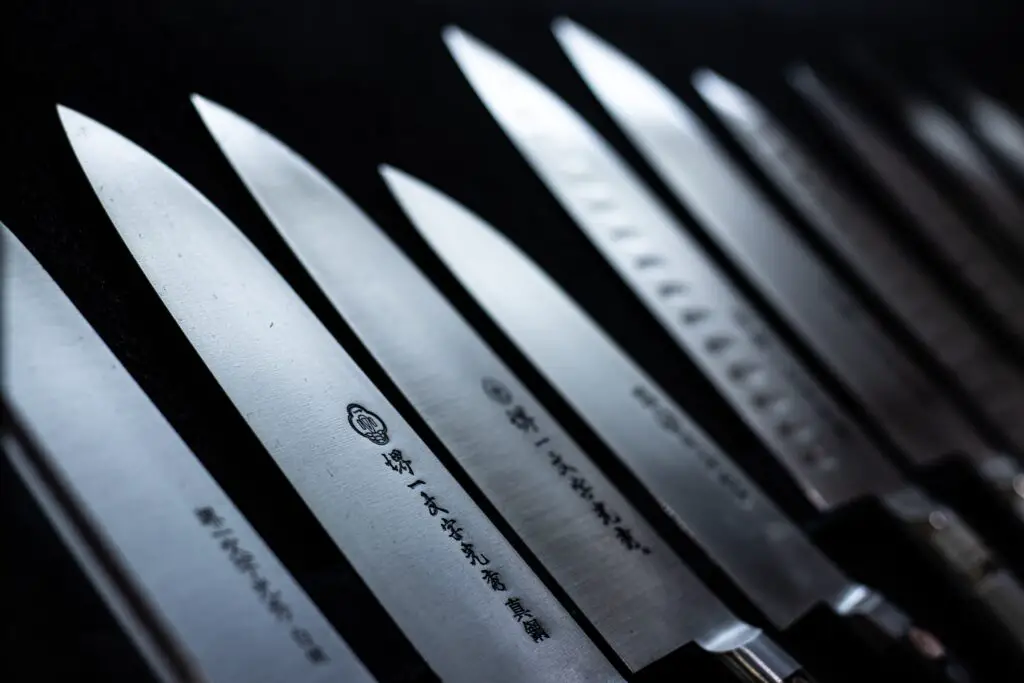 You need proper tools if you are wondering about how to cook wagyu beef on grill. This picture shows japanese straight edge knives