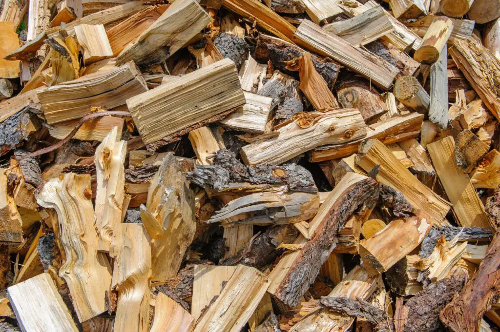 if you are looking for the best wood for smoking brisket you have to consider the best sizes. This picture shows cut up wood pieces